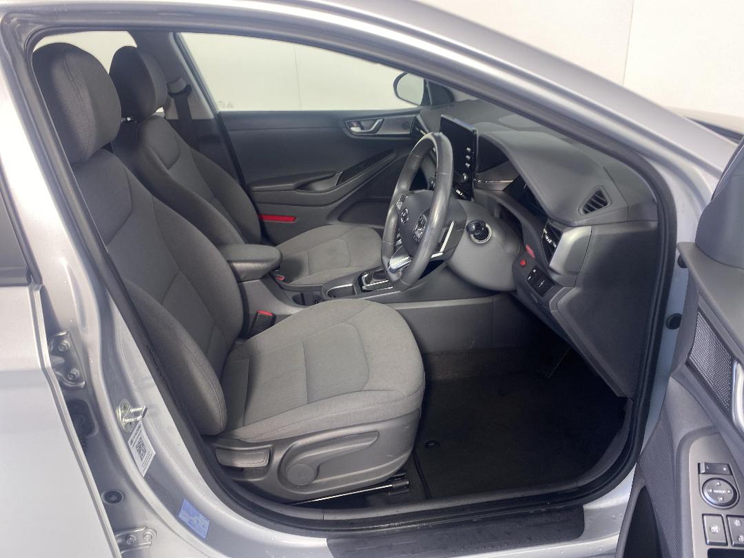 Photo '16' of Hyundai Ioniq Photo '16' of Hyundai Ioniq