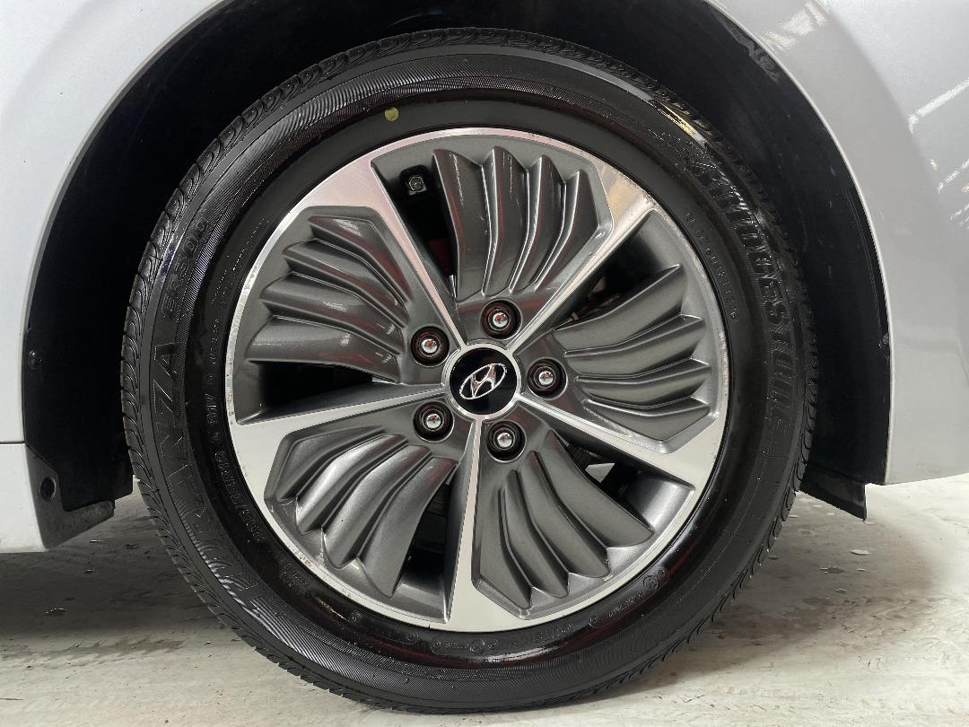 Photo '9' of Hyundai Ioniq Photo '9' of Hyundai Ioniq