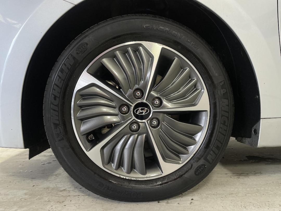 Photo '10' of Hyundai Ioniq Photo '10' of Hyundai Ioniq