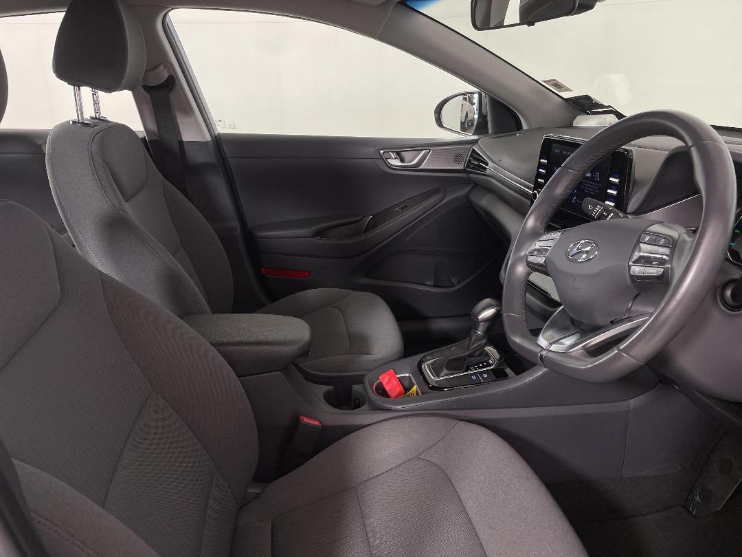 Photo '16' of Hyundai Ioniq Photo '16' of Hyundai Ioniq