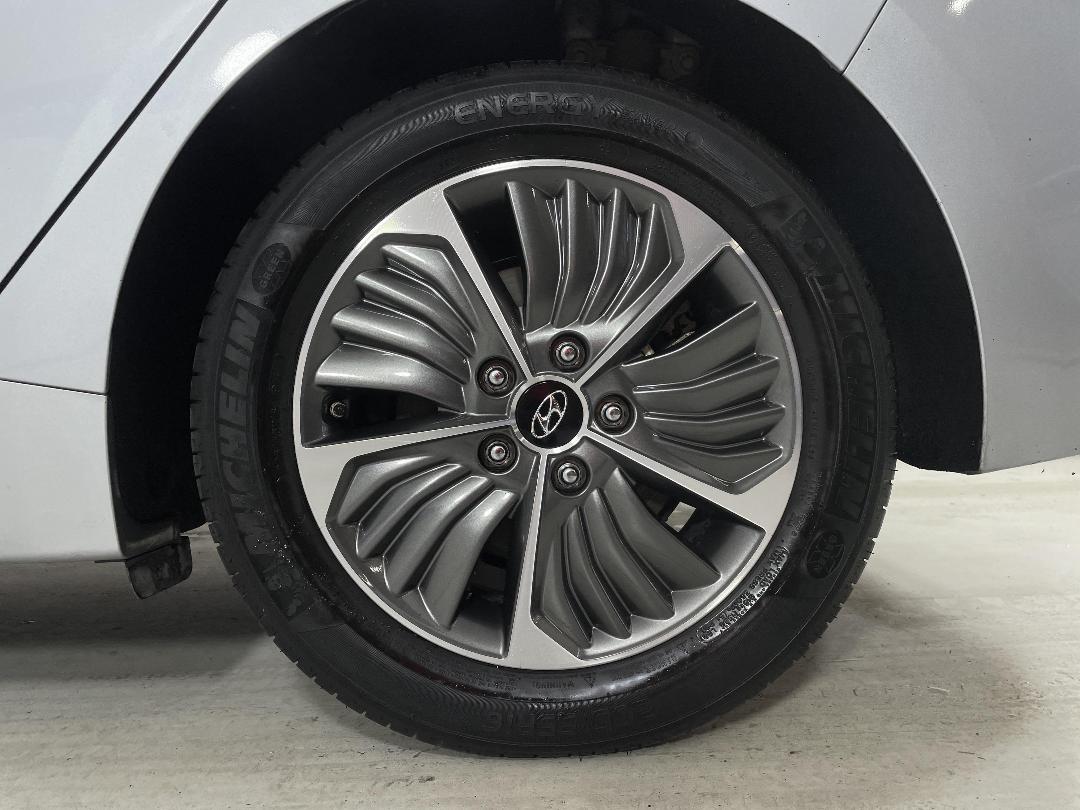 Photo '11' of Hyundai Ioniq Photo '11' of Hyundai Ioniq