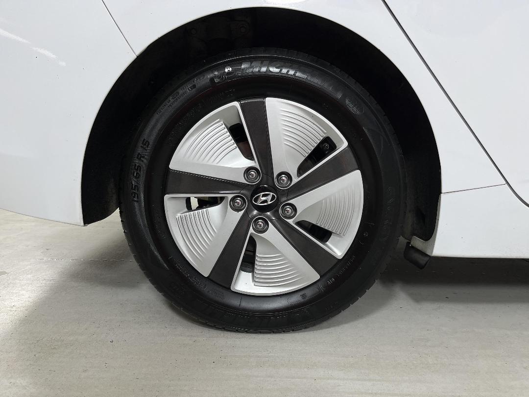 Photo '12' of Hyundai Ioniq Photo '12' of Hyundai Ioniq