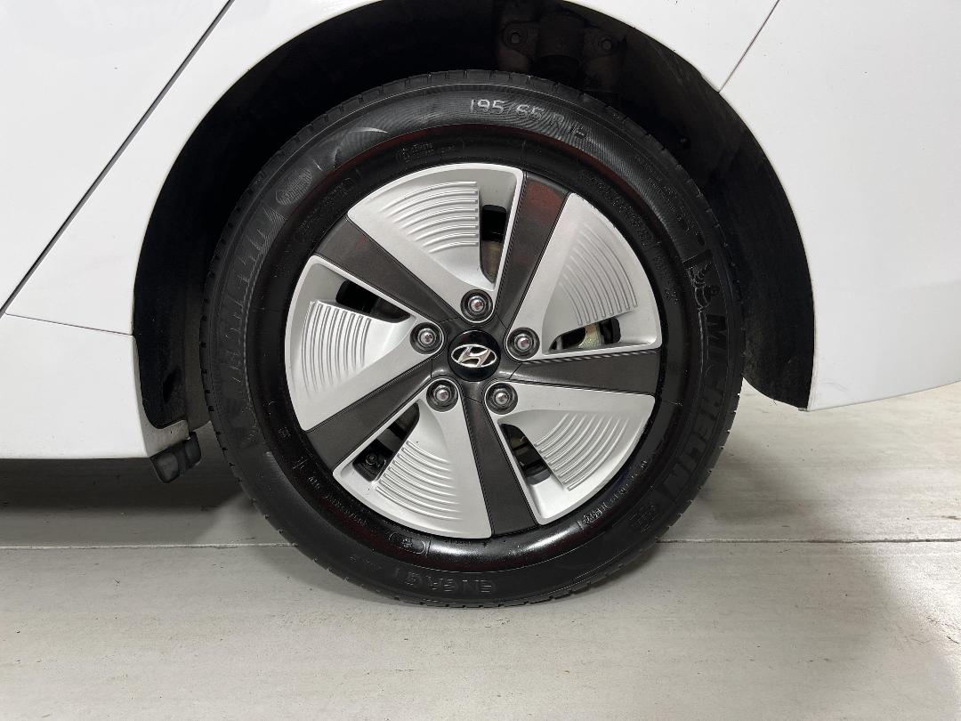 Photo '11' of Hyundai Ioniq Photo '11' of Hyundai Ioniq