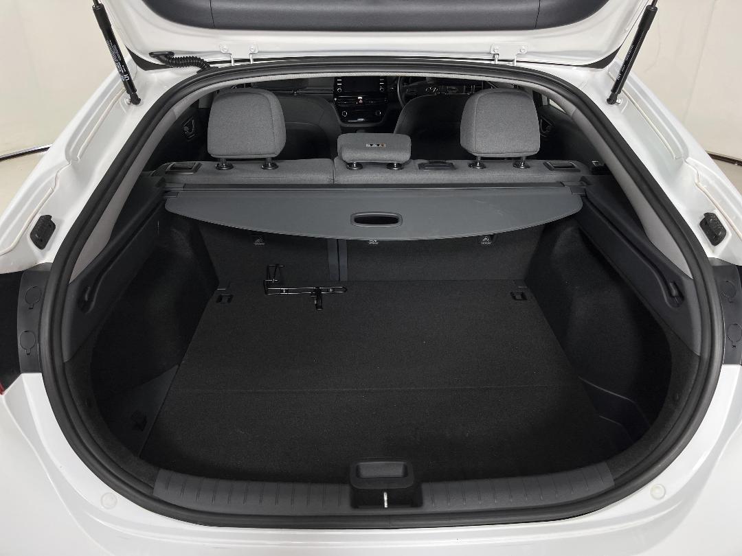 Photo '14' of Hyundai Ioniq Photo '14' of Hyundai Ioniq