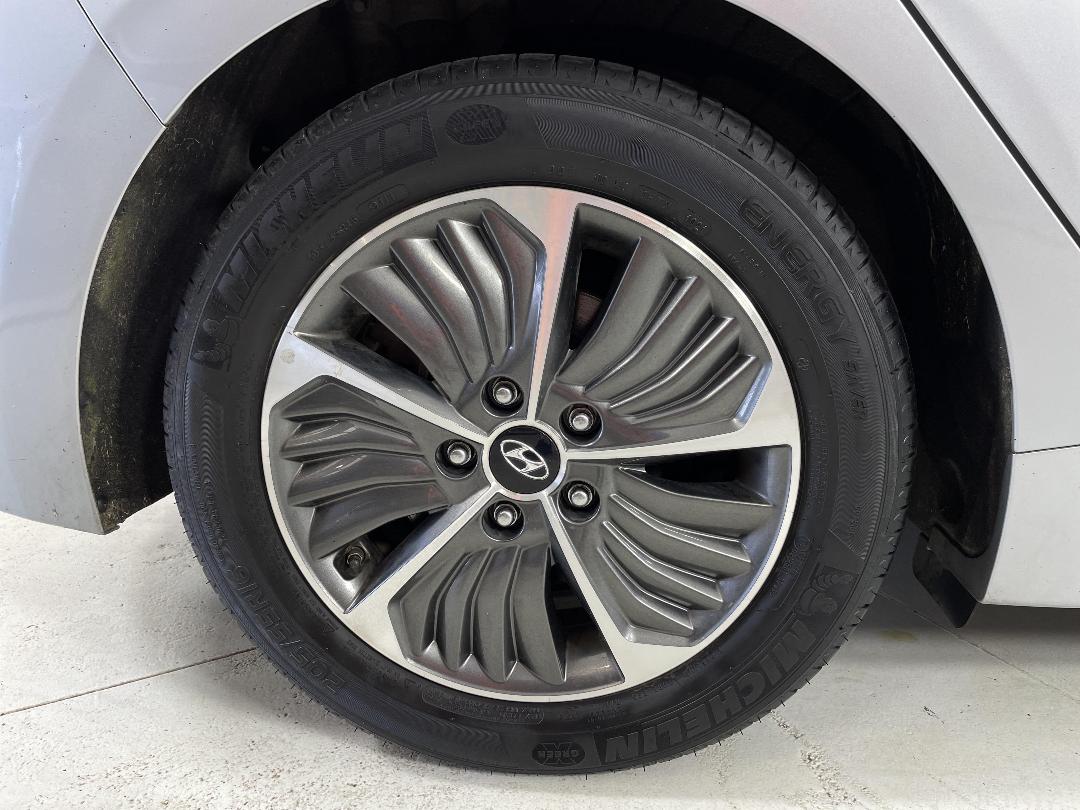 Photo '12' of Hyundai Ioniq