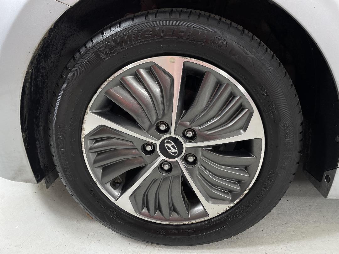 Photo '10' of Hyundai Ioniq Photo '10' of Hyundai Ioniq