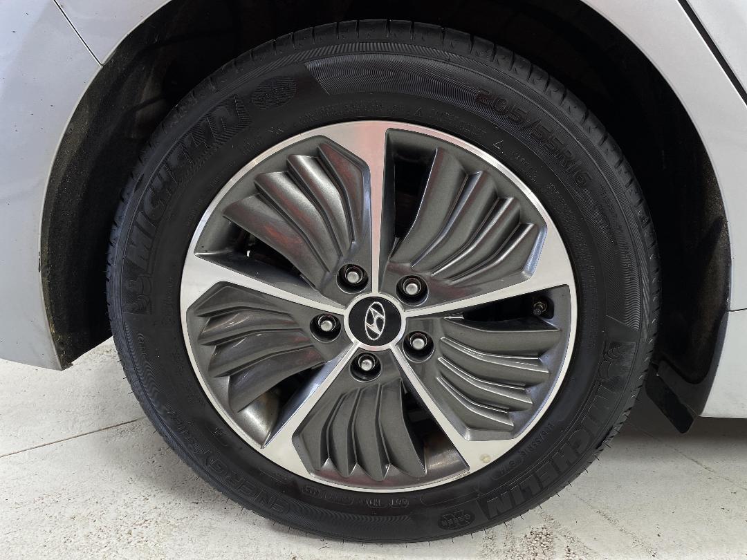 Photo '12' of Hyundai Ioniq Photo '12' of Hyundai Ioniq