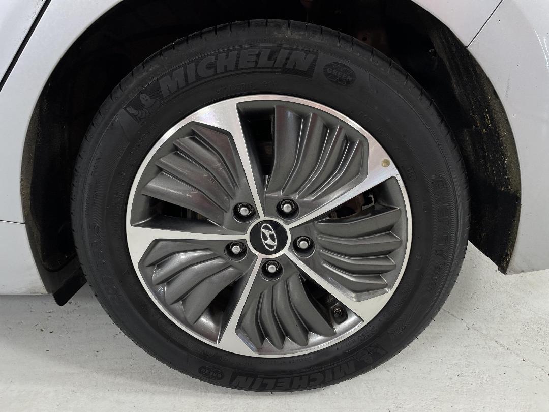 Photo '11' of Hyundai Ioniq Photo '11' of Hyundai Ioniq