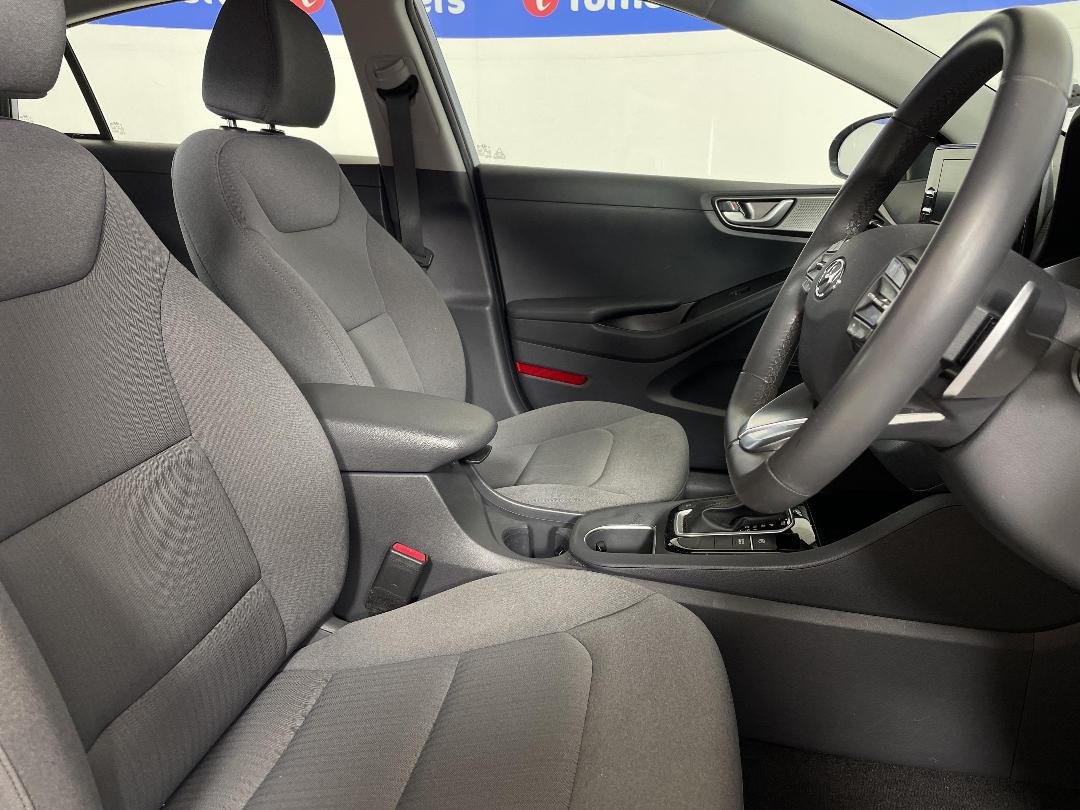 Photo '16' of Hyundai Ioniq Photo '16' of Hyundai Ioniq
