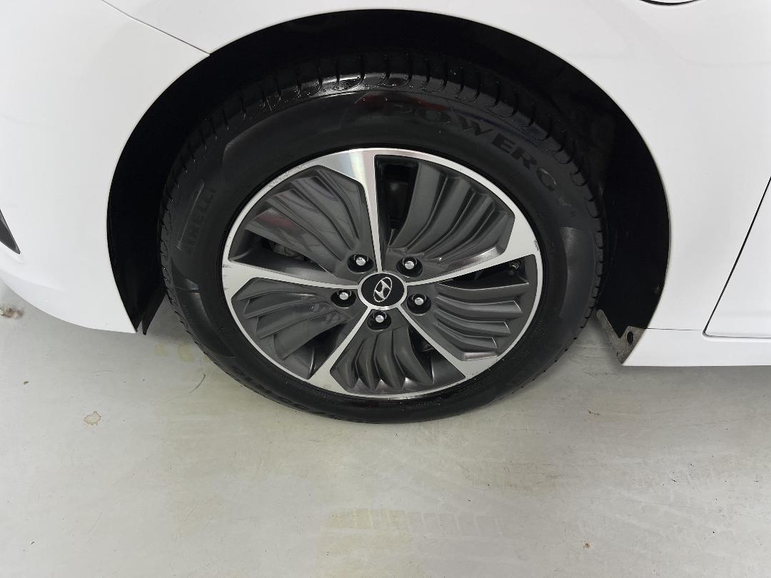 Photo '10' of Hyundai Ioniq Photo '10' of Hyundai Ioniq