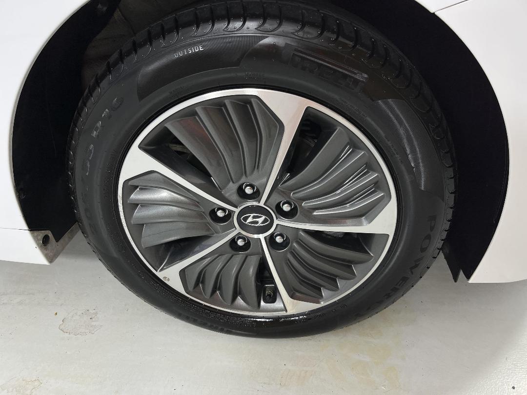 Photo '9' of Hyundai Ioniq Photo '9' of Hyundai Ioniq