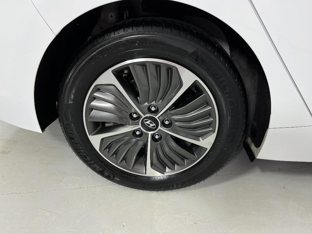 Photo '12' of Hyundai Ioniq Photo '12' of Hyundai Ioniq