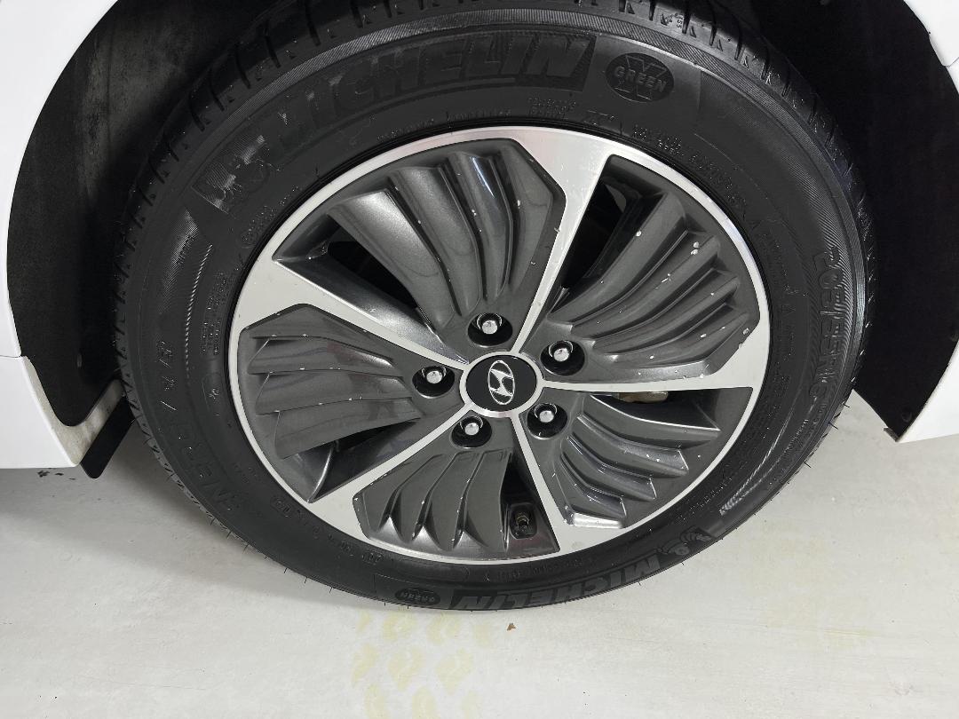 Photo '11' of Hyundai Ioniq Photo '11' of Hyundai Ioniq