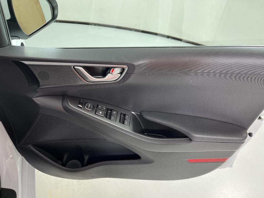 Photo '15' of Hyundai Ioniq Photo '15' of Hyundai Ioniq