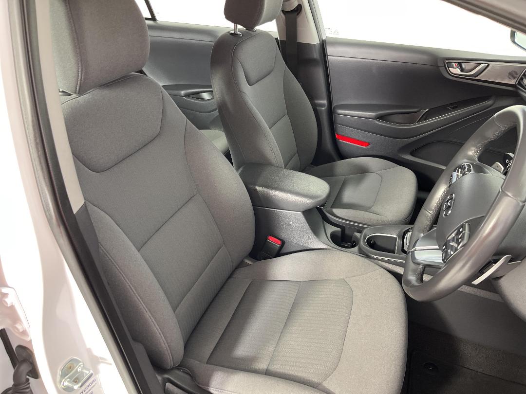 Photo '16' of Hyundai Ioniq Photo '16' of Hyundai Ioniq