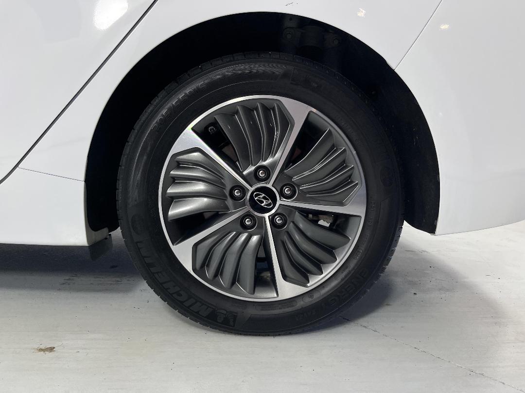 Photo '11' of Hyundai Ioniq Photo '11' of Hyundai Ioniq