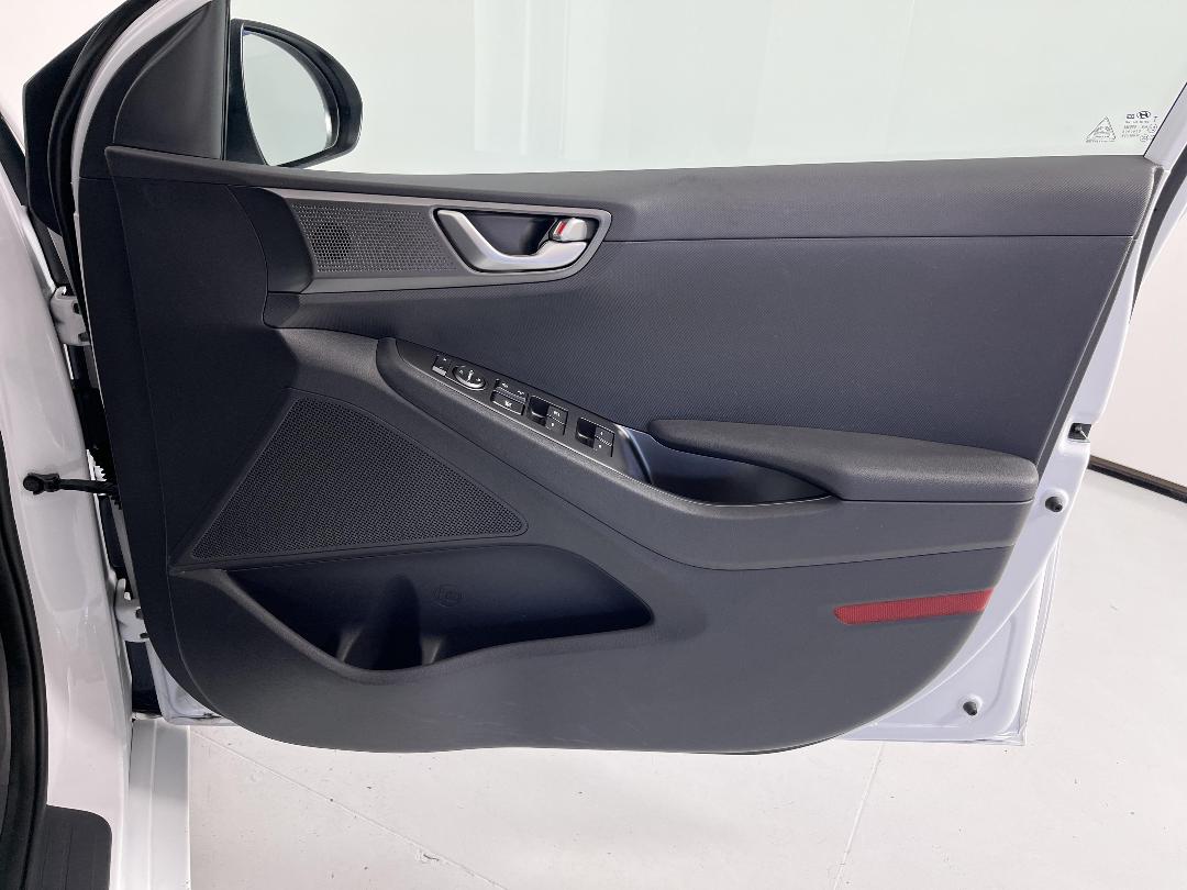 Photo '15' of Hyundai Ioniq Photo '15' of Hyundai Ioniq