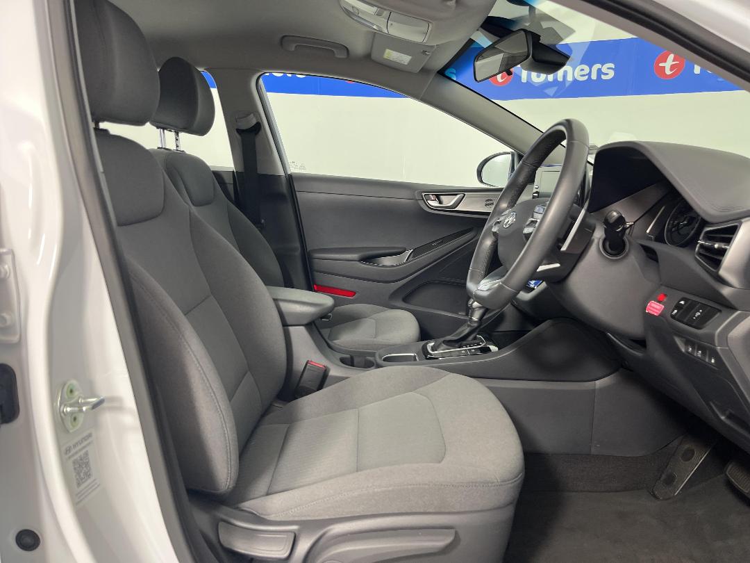 Photo '16' of Hyundai Ioniq Photo '16' of Hyundai Ioniq