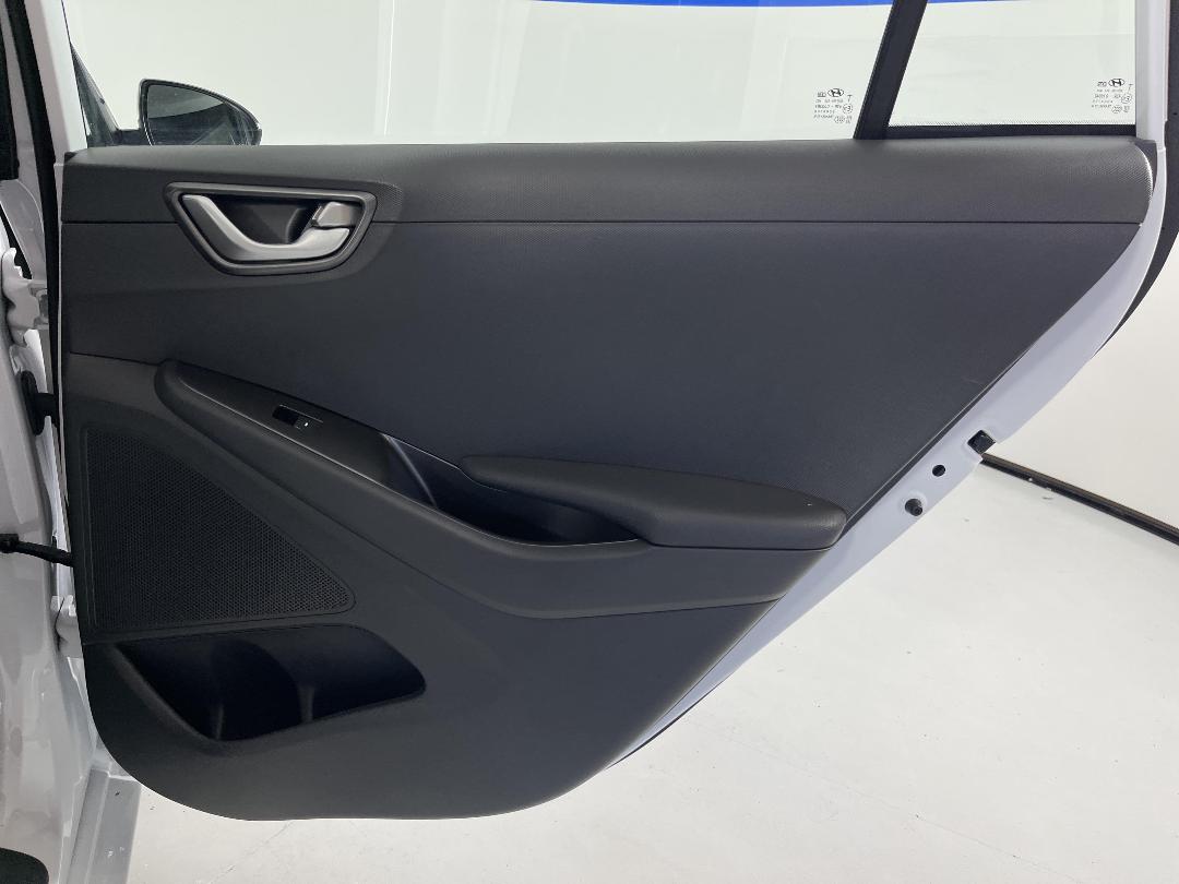 Photo '19' of Hyundai Ioniq Photo '19' of Hyundai Ioniq