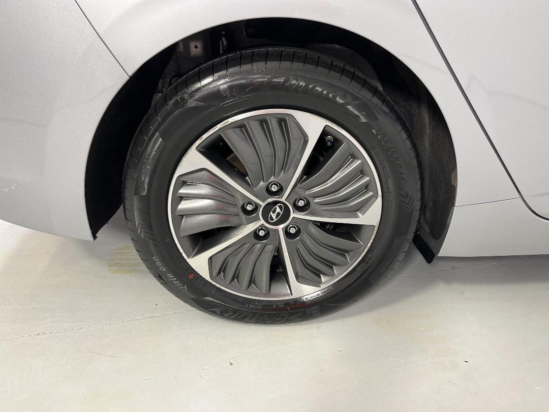 Photo '12' of Hyundai Ioniq Photo '12' of Hyundai Ioniq