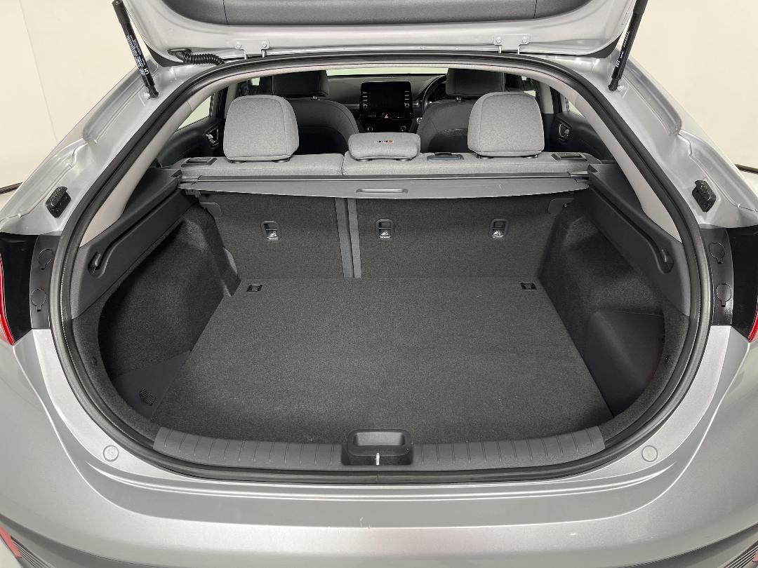 Photo '14' of Hyundai Ioniq Photo '14' of Hyundai Ioniq