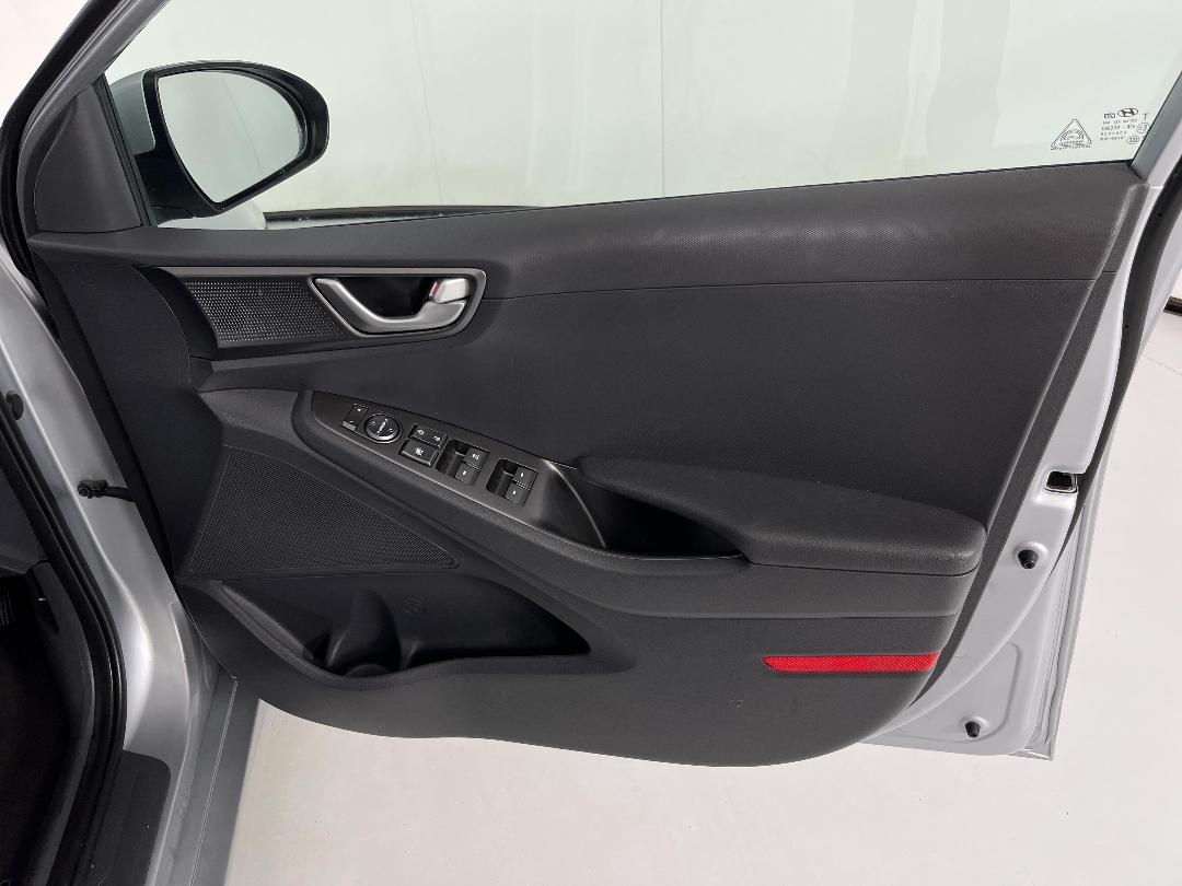 Photo '15' of Hyundai Ioniq Photo '15' of Hyundai Ioniq