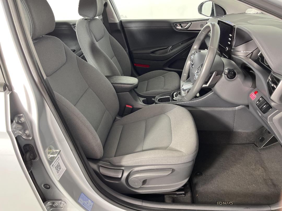 Photo '16' of Hyundai Ioniq Photo '16' of Hyundai Ioniq