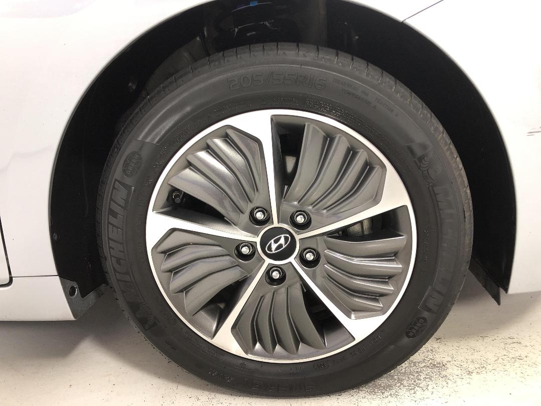 Photo '9' of Hyundai Ioniq Photo '9' of Hyundai Ioniq