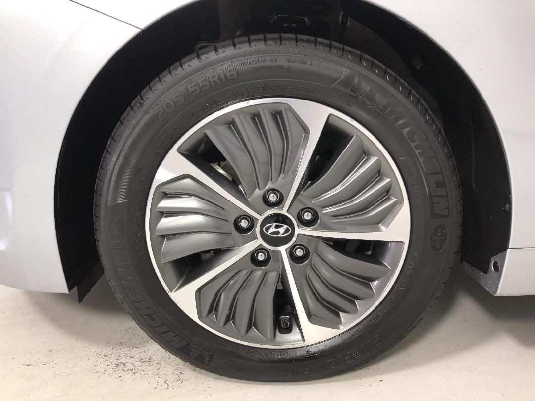 Photo '10' of Hyundai Ioniq Photo '10' of Hyundai Ioniq