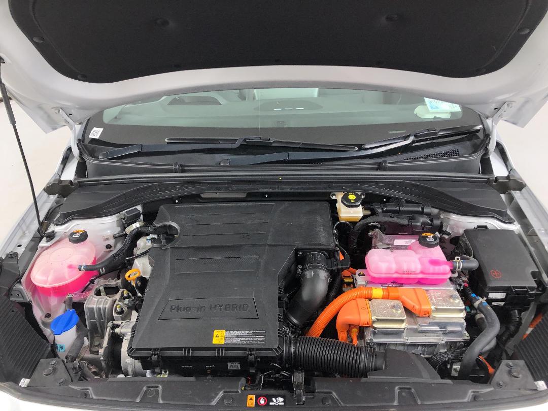 Photo '13' of Hyundai Ioniq Photo '13' of Hyundai Ioniq