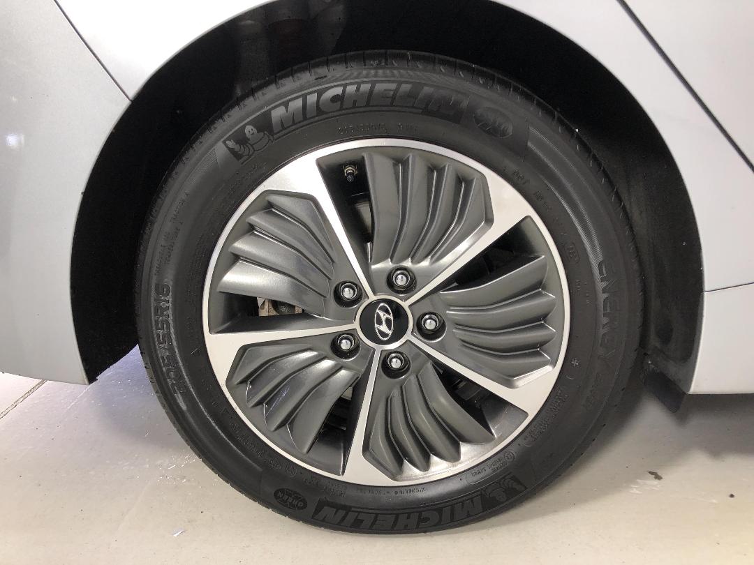 Photo '12' of Hyundai Ioniq Photo '12' of Hyundai Ioniq