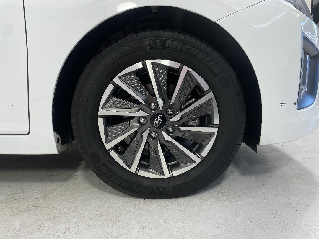 Photo '9' of Hyundai Ioniq Photo '9' of Hyundai Ioniq