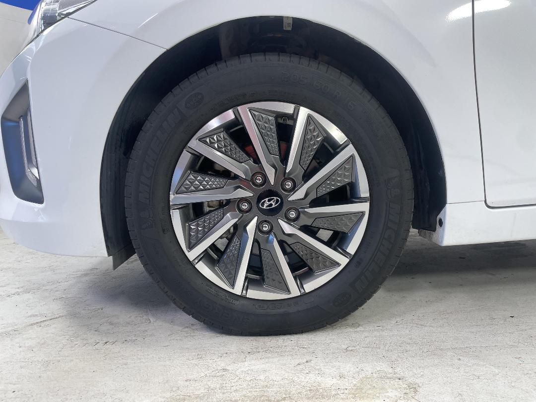 Photo '10' of Hyundai Ioniq Photo '10' of Hyundai Ioniq