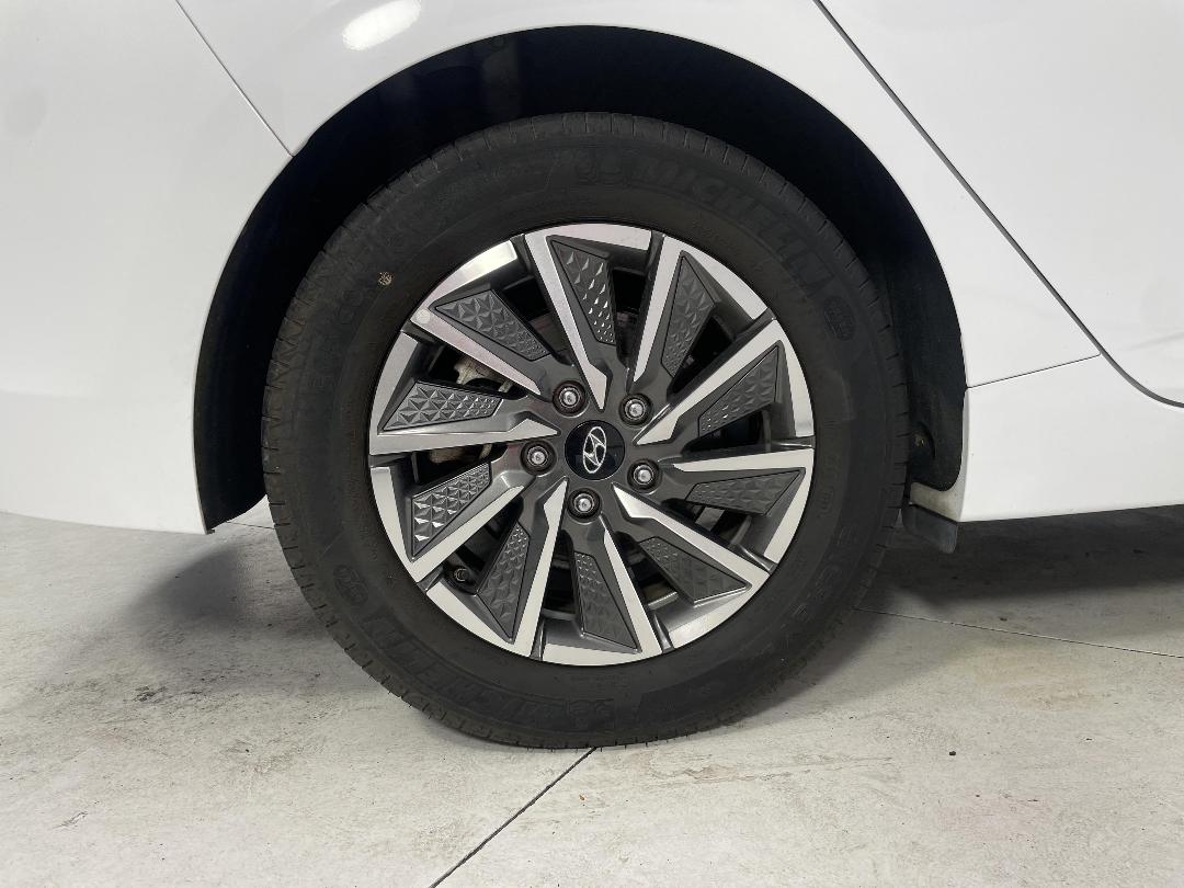 Photo '12' of Hyundai Ioniq Photo '12' of Hyundai Ioniq