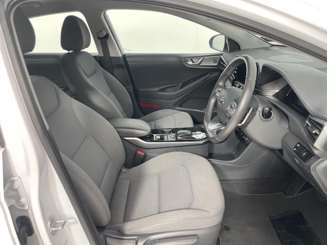 Photo '16' of Hyundai Ioniq Photo '16' of Hyundai Ioniq