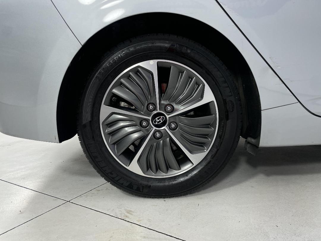 Photo '12' of Hyundai Ioniq Photo '12' of Hyundai Ioniq