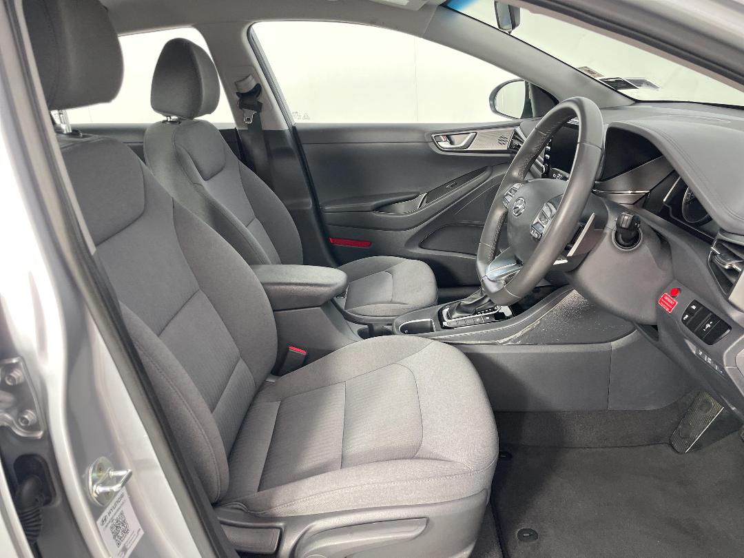 Photo '16' of Hyundai Ioniq Photo '16' of Hyundai Ioniq