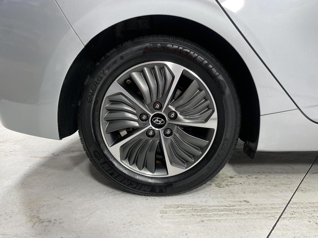 Photo '12' of Hyundai Ioniq Photo '12' of Hyundai Ioniq