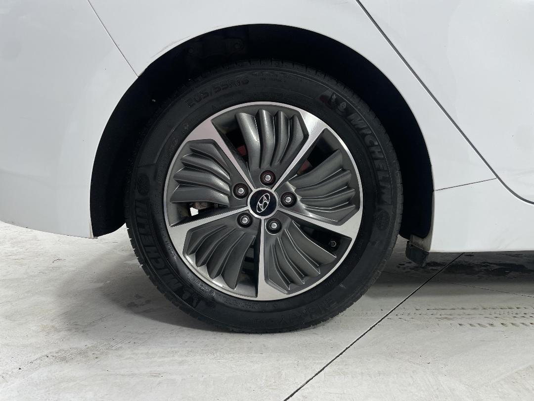 Photo '12' of Hyundai Ioniq Photo '12' of Hyundai Ioniq