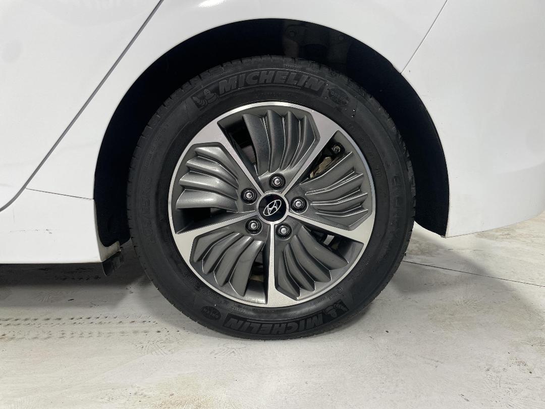 Photo '11' of Hyundai Ioniq Photo '11' of Hyundai Ioniq