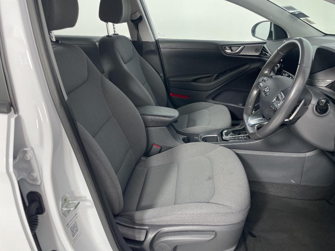 Photo '16' of Hyundai Ioniq Photo '16' of Hyundai Ioniq