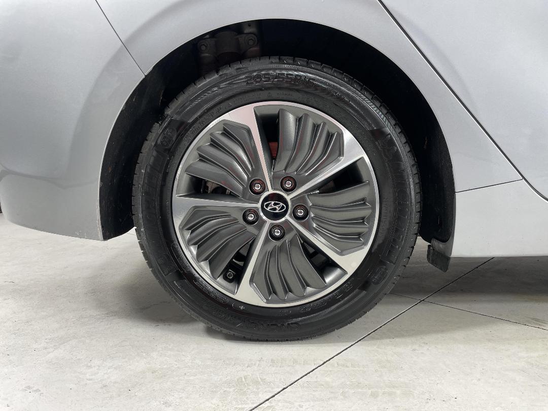 Photo '12' of Hyundai Ioniq