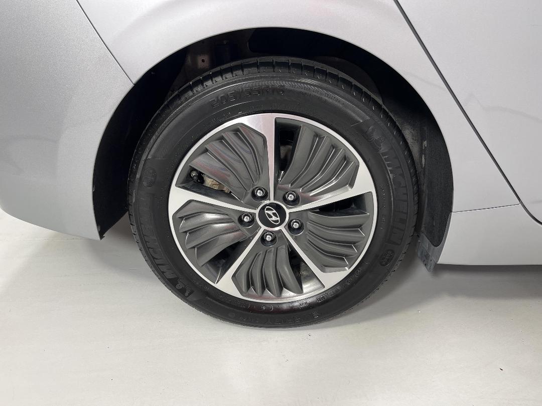 Photo '12' of Hyundai Ioniq Photo '12' of Hyundai Ioniq