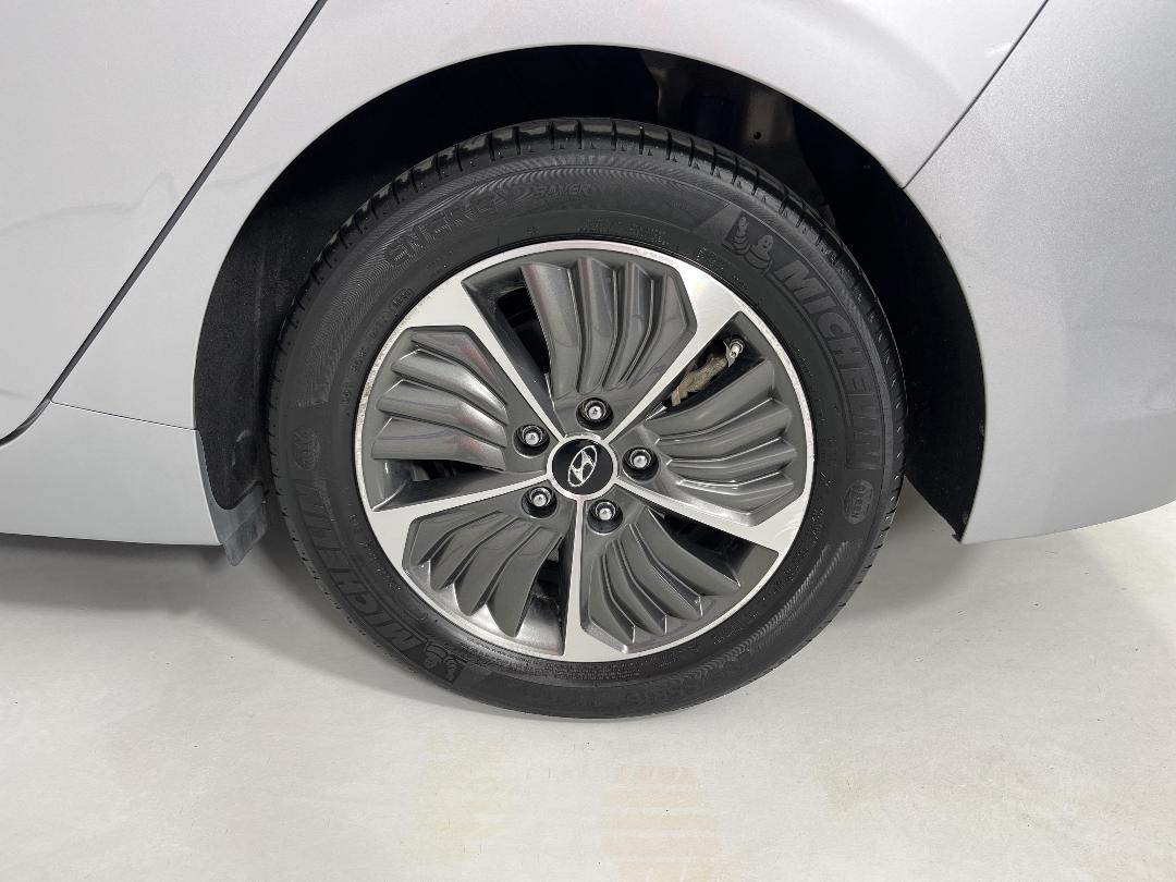 Photo '11' of Hyundai Ioniq Photo '11' of Hyundai Ioniq