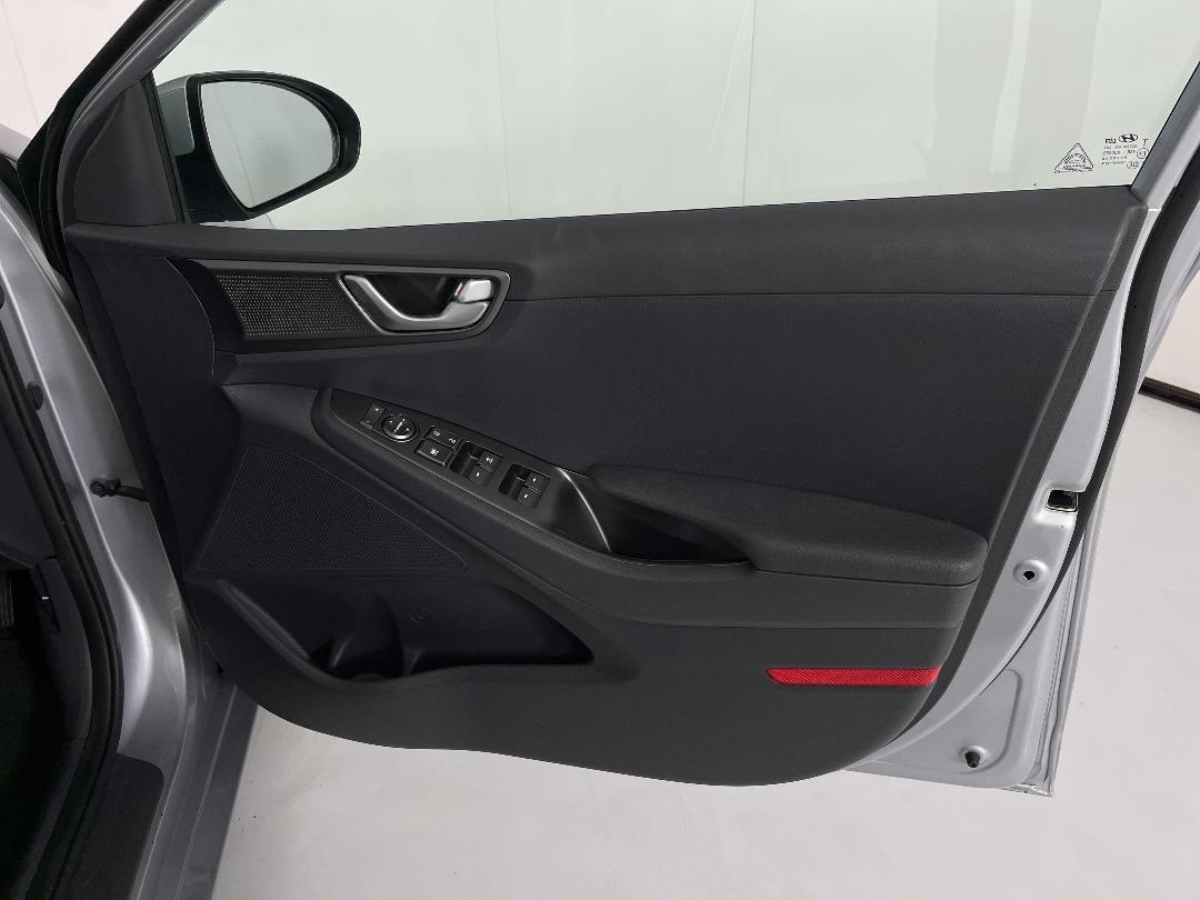 Photo '15' of Hyundai Ioniq Photo '15' of Hyundai Ioniq