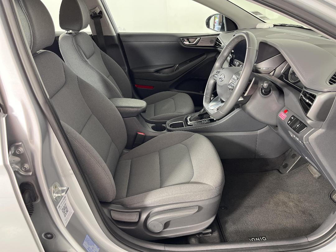 Photo '16' of Hyundai Ioniq Photo '16' of Hyundai Ioniq