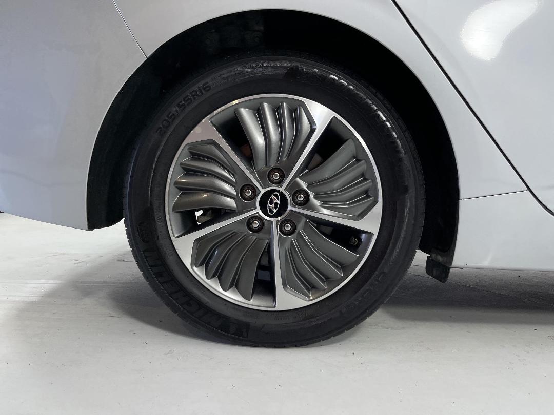 Photo '12' of Hyundai Ioniq