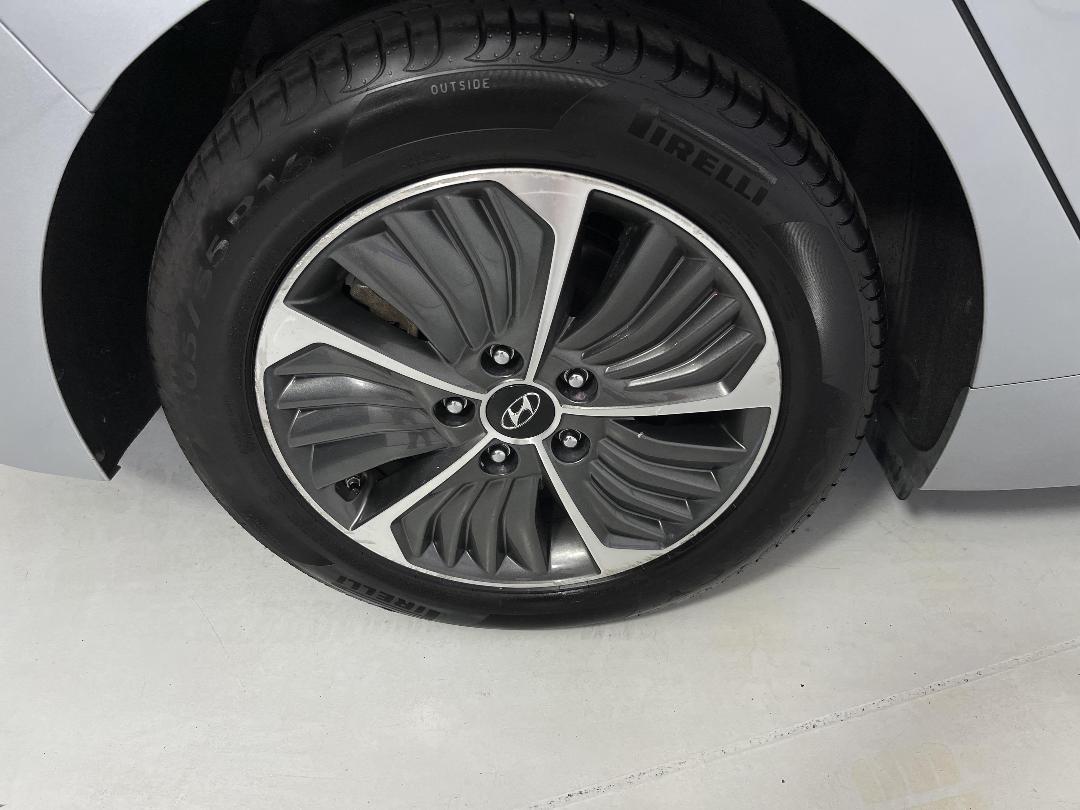 Photo '12' of Hyundai Ioniq