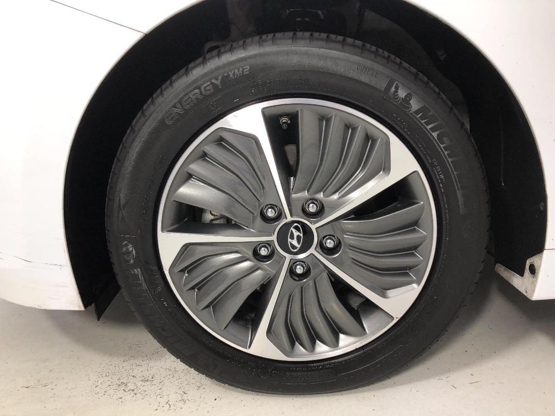 Photo '10' of Hyundai Ioniq Photo '10' of Hyundai Ioniq