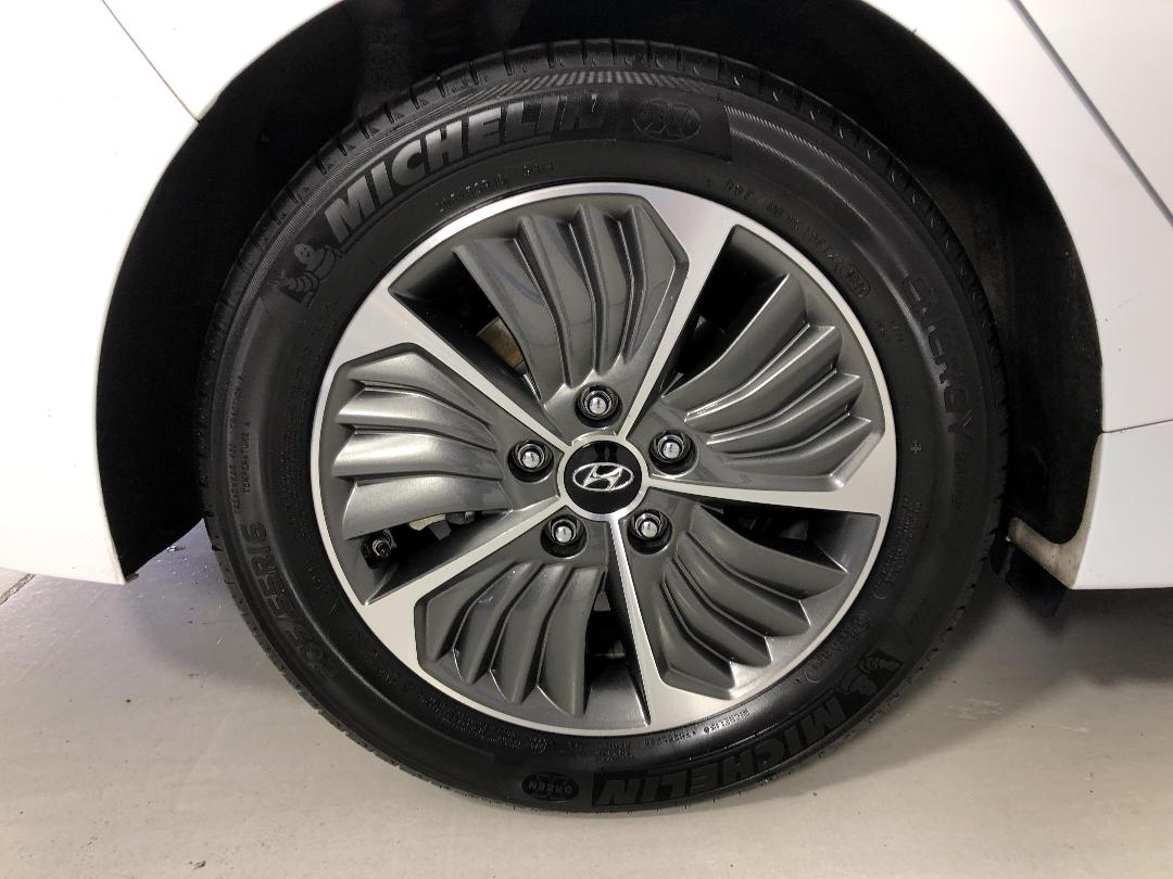 Photo '12' of Hyundai Ioniq Photo '12' of Hyundai Ioniq